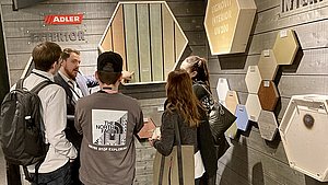 Besucher des Adler Messestandes auf der architect@work 