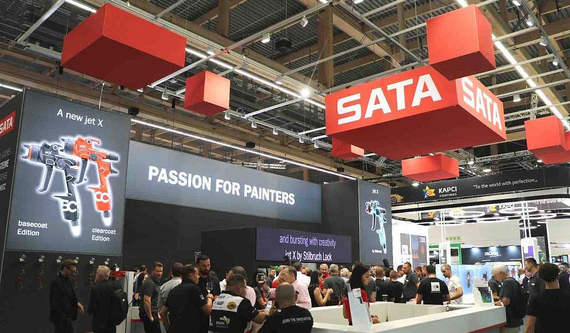 Messestand von Sata mit Lackierpistolen der Serie jet X und Robotiklösung jetstream auf der Automechanika