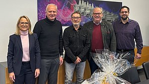 Gemeinsam haben sie den Leiter der Einkaufsabteilung von Pink Vakuum in den Ruhestand verabschiedet (von links): Andrea Pink, Gesellschafterin, Volker Heidinger, Sprecher der Geschäftsführung, Jürgen Ziel, ehemaliger Einkaufsleiter, Hubert L. Günther, Chief Financial Officer, und Christian Faulhaber, Chief Sales Officer. 