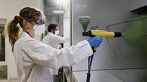 Weibliche Fachkraft beschichtet Bauteil