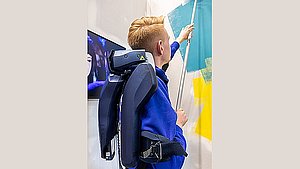Arbeiter mit Exoskelett