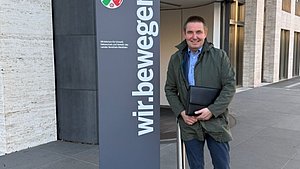 Der ZVO-Vorstandsvorsitzende Jörg Püttbach vor dem NRW-Umweltministerium in Düsseldorf.