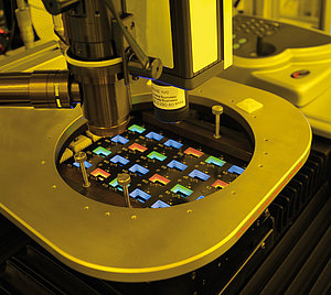 Foto: Prober mit mikrostrukturierten OLEDs im Reinraum des Fraunhofer FEP