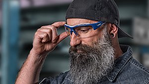 Mann mit Schutzbrille von Hahn+Kolb