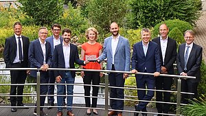 Sie freuen sich über den Award: (Von links): Dr. Martin Gutmann (Geschäftsführer Busch Produktions GmbH), Sami Busch (Mitinhaber und Co-CEO Busch Group), Roland Zundl (Geschäftsführer Dr.-Ing. K. Busch GmbH), Florian Wolfenstetter (Teamleiter CO2 Engineering Reverion), Ayla Busch (Mitinhaberin und Co-CEO Busch Group), Jeremias Weinrich (Mitbegründer und CPO Reverion), Kaya Busch (Mitinhaber und Co-CEO Busch Group), Heiko Eberle (CIO und Leiter Global IT Busch Group) und Thilo Rau (Geschäftsführer Busch Dienste GmbH).