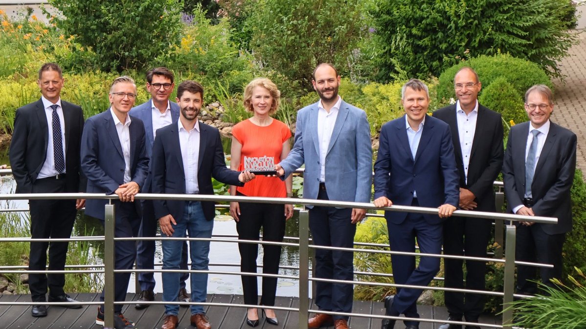 They are delighted with the award: (from left): Dr. Martin Gutmann (Managing Director Busch Produktions GmbH), Sami Busch (Co-owner and Co-CEO Busch Group), Roland Zundl (Managing Director Dr.-Ing. K. Busch GmbH), Florian Wolfenstetter (Team Leader CO2 Engineering Reverion), Ayla Busch (Co-owner and Co-CEO Busch Group), Jeremias Weinrich (Co-founder and CPO Reverion), Kaya Busch (Co-owner and Co-CEO Busch Group), Heiko Eberle (CIO and Head of Global IT Busch Group) and Thilo Rau (Managing Director Busch Dienste GmbH).