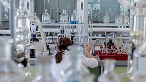 Arbeit im Labor - auch beim Eloxal-Workshop des VOA