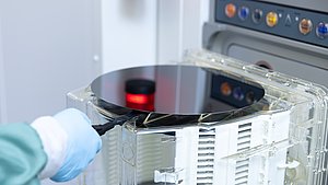 Der mit CSiGeSn beschichtete Wafer ist optisch nicht von einem herkömmlichen zu unterscheiden.