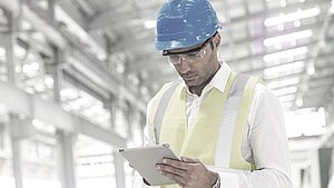 Instandhalter mit Tablet und AR-Brille
