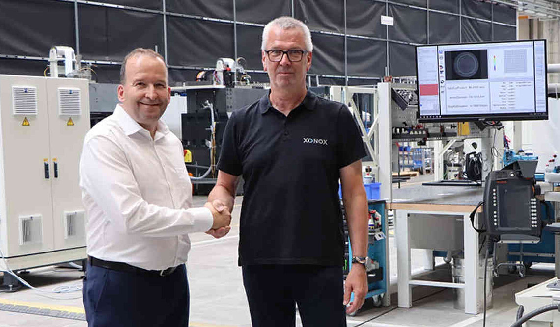 Sealed with a handshake: Optotech Optikmaschinen and Xonox Technologie are working more closely together.