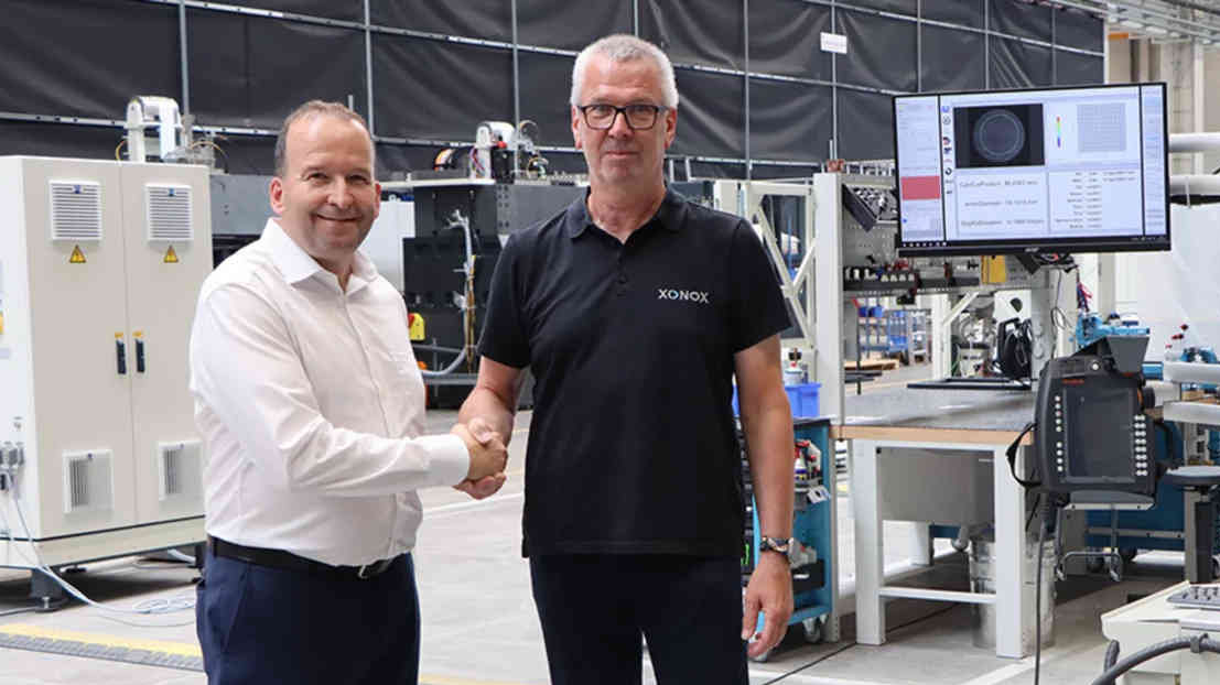 Per Handschlag besiegelt: Optotech Optikmaschinen und Xonox Technologie arbeiten enger zusammen. 