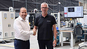 Per Handschlag besiegelt: Optotech Optikmaschinen und Xonox Technologie arbeiten enger zusammen. 