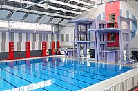 Schwimmbad mit Sprungtürmen