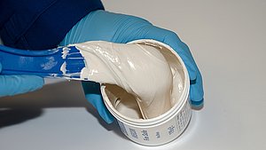 Offene Dose mit Epoxidharz-System