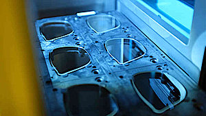 Smart-Brillen sind wesentlich komplizierter als gewöhnliche Sehhilfen, der Brillenhersteller Essilor-Luxottica kooperiert deshalb mit dem Maschinenbauer Applied Materials.