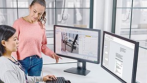 Zwei Frauen vor PC