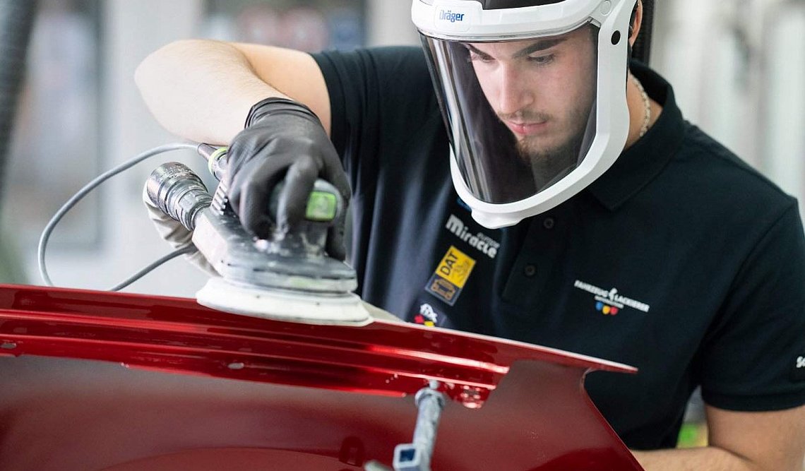 Noah Seiler bei den Worldskills 2026 im Wettbewerb der Fahrzeuglackierer
