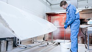 Lackierarbeit an einer Windkraftanlage