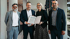 Sie haben eine stärkere Zusammenarbeit besiegelt (v.l.): Carlo Tosi, CTO Evatec, Andreas Waelti, CEO Evatec, Dr. Christina Hirschl, CEO Silicon Austria Labs und Dr. Mohssen Moridi, Senior Executive Director bei Silicon Austria Labs.