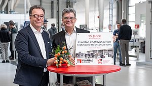 Prof. Reinhard Grell der TH OWL und Hanno Baumann Geschäftsführer der Plantag Coatings