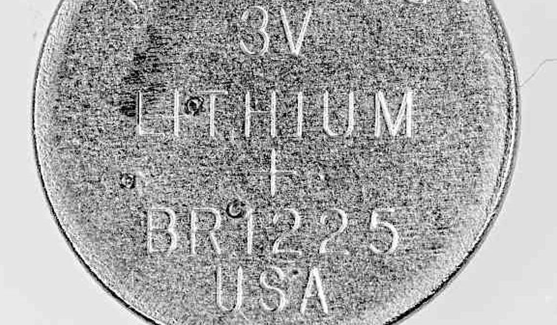Knopfzellen wie diese dienen im Projekt „Limac“ als Testformat, um amorphe Kohlenstoffschichten zwischen Lithium-Metall-Anode und Elektrolyt zu untersuchen. 