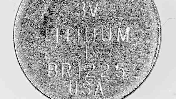 Button cells like these serve as a test format in the “Limac” project to investigate amorphous carbon layers between the lithium-metal anode and the electrolyte. 