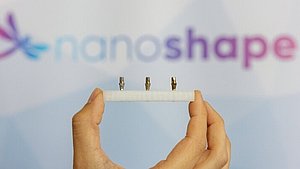 Hand mit beschichteten Objekten