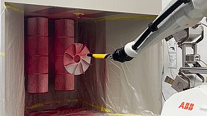 Lackierroboter bei der Arbeit