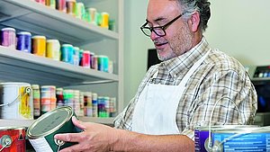 Verkäufer mit Farbdose