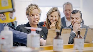 NRW-Wirtschaftsministerin Mona Neubaur bei Farbenfabrik Oellers