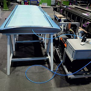 Bei der Herstellung von CFK-Bauteilen muss die Luft aus der Form entzogen werden. Den Prozess kontrolliert bei Grunewald das Vakuummeter VD810.