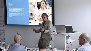 Frank Sommer von Nordson Asymtek hält Vortrag
