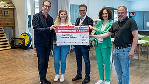 Schlötter-Geschäftsführung überreicht Scheck