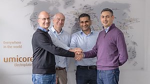 Umicore Metal Deposition Solutions sowie Nimit Shah und Mark Freed von Valterra Platinum (v. l. n. r.) 