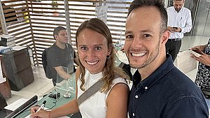 Ann-Katrin Weidling und Daniel Mesa Saldarriag beim Vertragsabschlussa