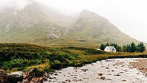 Gebäude in rauer Landschaft
