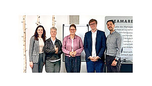 Christine Singer beim Besuch des Unternehmens Betz-Chrom in Gräfelfing. Das Unternehmen bietet die Beschichtungsverfahren Hartchrom und Chemisch Nickel an.