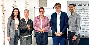 Christine Singer beim Besuch des Unternehmens Betz-Chrom in Gräfelfing. Das Unternehmen bietet die Beschichtungsverfahren Hartchrom und Chemisch Nickel an.