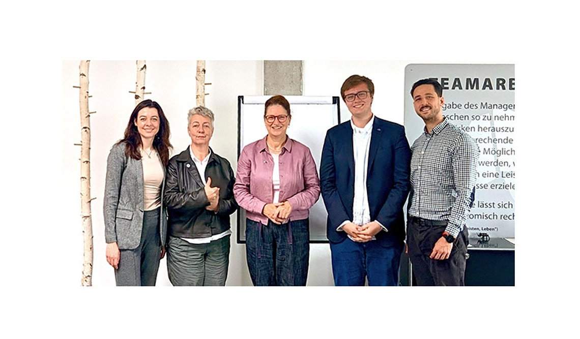 Christine Singer beim Besuch des Unternehmens Betz-Chrom in Gräfelfing. Das Unternehmen bietet die Beschichtungsverfahren Hartchrom und Chemisch Nickel an.
