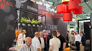 Besucher auf dem Messestand der Dörken Coatings