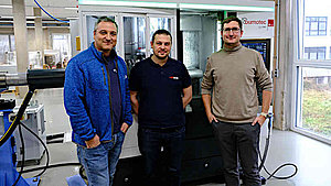 Mate Bekavac, Leiter CNC-Fertigung bei Bacher Medizintechnik, Julian Reck, Hptec-Key-Account-Manager, und Andreas Bacher aus der Geschäftsführung von Bacher Medizintechnik (v. l.) sind mit dem neuen Mikrofräser RQ 350 zufrieden.