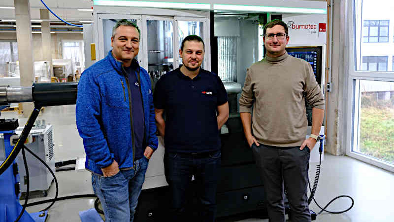 Mate Bekavac, Leiter CNC-Fertigung bei Bacher Medizintechnik, Julian Reck, Hptec-Key-Account-Manager, und Andreas Bacher aus der Geschäftsführung von Bacher Medizintechnik (v. l.) sind mit dem neuen Mikrofräser RQ 350 zufrieden.