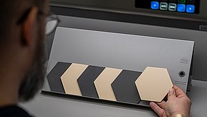 Hand mit Testtafeln Projekt OFHarmonie