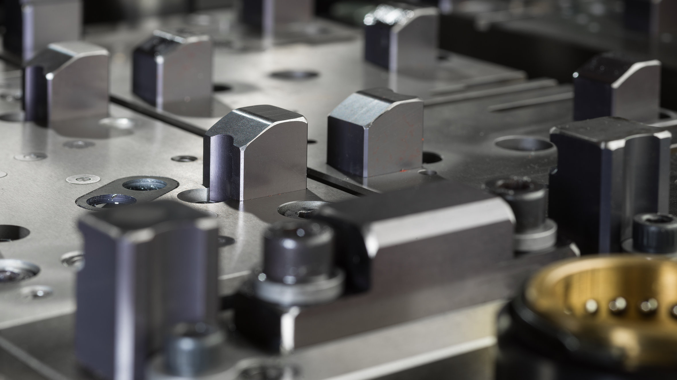 At Winkhaus, hardware components are produced around the clock. Longer service life therefore results in efficiency gains. Pictured: forming dies coated with Balinit Alcrona Evo.