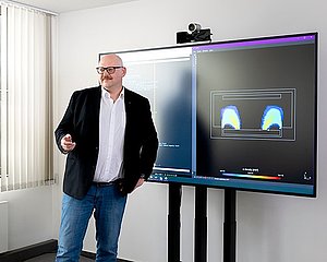 Dr. Dennis Barton, Teamleiter Simulation, erklärt die neuen Simulationsansätze am Fraunhofer IST.