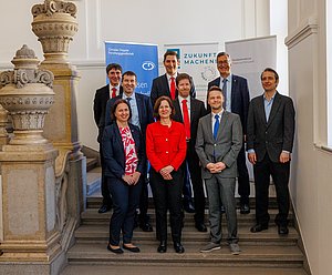 Sie setzen sich gemeinsam für das neue Labor ein: (v.l. hintere Reihe) Dipl.-Ing. Markus Pohler, Lukas Wild ( beide Ceratizit Austria), Prof. Christian Mitterer (Leiter des Departments Werkstoffwissenschaft). Mitte v.l: Vizerektor für Forschung und Nachhaltigkeit Prof. Helmut Antrekowitsch, Dr. Christoph Czettl (R&D Manager/ R&D Cutting Tools bei Ceratizit), Dr. Lorenz Romaner (Lehrstuhl für Metallkunde). Vorne v.l.: PD Dr. Nina Schalk (Lehrstuhl für funktionale Werkstoffe und Werkstoffsysteme), Dipl.-Ing. Brigitte Müller von der Christian Doppler Forschungsgesellschaft und Dr. Michael Tkadletz (Lehrstuhl für funktionale Werkstoffe und Werkstoffsysteme).