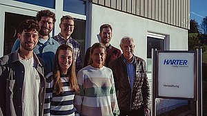 Sales-Team vor Harter-Eingang