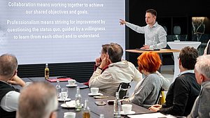 Jannis Stadtmann, Director Plantag Coatings, hält Vortrag bei der Vertriebstagung