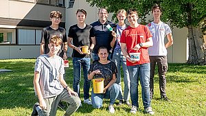 Die neuen Lehrlinge bei Adler mit Ausbildungsleiter Michael Enders