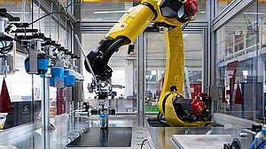 Roboter prüft Oberfläche